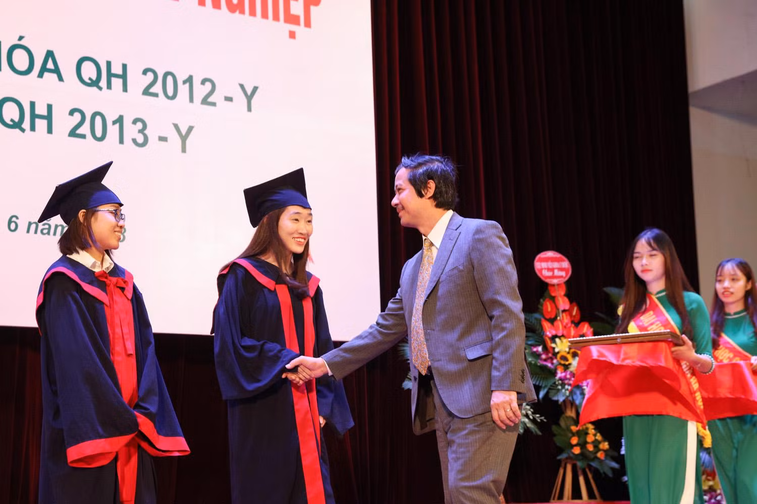 Thầy Nguyễn Kim Sơn chúc mừng các tân bác sĩ, dược sĩ của khóa đào tạo đầu tiên Khoa Y Dược, Đại học Quốc gia Hà Nội, ảnh minh họa, nguồn: VNU. Thầy Nguyễn Kim Sơn chúc mừng các tân bác sĩ, dược sĩ của khóa đào tạo đầu tiên Khoa Y Dược, Đại học Quốc gia Hà Nội, ảnh minh họa, nguồn: VNU.