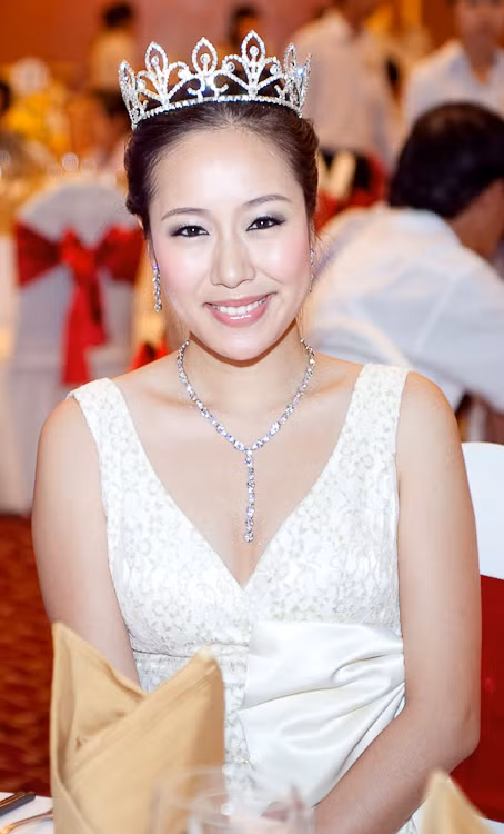 Ngô Phương Lan cũng là một minh chứng sắc nét trong trường hợp này. Nhan sắc của người đẹp luôn khiến công chúng đứng thành hai phe rõ rệt. Một bên yêu thích nhưng một phần lại chê bai. Tuy nhiên, người đẹp lại làm đẹp lòng người ở tấm lòng nhân ái, sự dịu dàng cũng như vẻ đẹp trí tuệ thực sự. Ngô Phương Lan cũng là một minh chứng sắc nét trong trường hợp này. Nhan sắc của người đẹp luôn khiến công chúng đứng thành hai phe rõ rệt. Một bên yêu thích nhưng một phần lại chê bai. Tuy nhiên, người đẹp lại làm đẹp lòng người ở tấm lòng nhân ái, sự dịu dàng cũng như vẻ đẹp trí tuệ thực sự.
