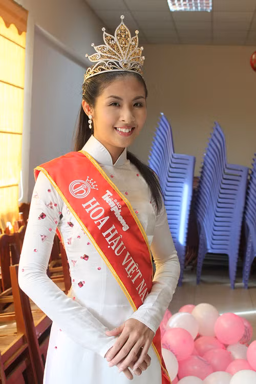 Hoa hậu Việt Nam 2011 Ngọc Hân cũng bị nhiều người Việt phản đối vì theo họ nhan sắc của cô chưa xứng với vương miện. Hoa hậu Việt Nam 2011 Ngọc Hân cũng bị nhiều người Việt phản đối vì theo họ nhan sắc của cô chưa xứng với vương miện.