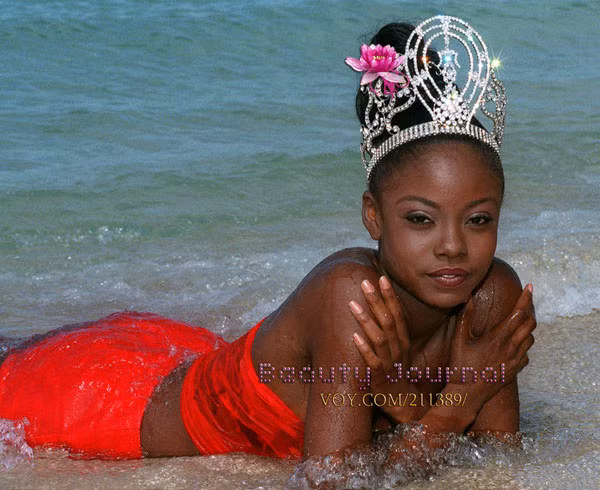 Năm 1998, người đăng quang tại Miss Universe cũng là một thí sinh da màu. Nhiều người đánh giá gương mặt của Wendy Fitzwilliam không sang trọng với chiếc mũi hếch, ngắn. Năm 1998, người đăng quang tại Miss Universe cũng là một thí sinh da màu. Nhiều người đánh giá gương mặt của Wendy Fitzwilliam không sang trọng với chiếc mũi hếch, ngắn.