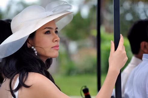 Hoàng My nổi bật dưới ánh nắng mặt trời của đất nước Brazil xinh đẹp trong cuộc thi Hoa hậu hoàn vũ 2010. Chiếc mũ màu trắng rộng vành này không chỉ giúp người đẹp che nắng mà còn làm tôn thêm vẻ đẹp đài các của Á hậu, vừa tạo sự bí hiểm muốn khám phá ở người đối diện. Sau này chiếc mũ này cũng trở thành vật đấu giá từ thiện do một tạp chí tổ chức.
