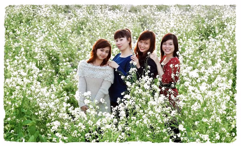 Giữa vườn cải trắng tinh khôi, teen "trở mình" thành những cô nàng dịu dàng, thanh khiết. Giữa vườn cải trắng tinh khôi, teen "trở mình" thành những cô nàng dịu dàng, thanh khiết.