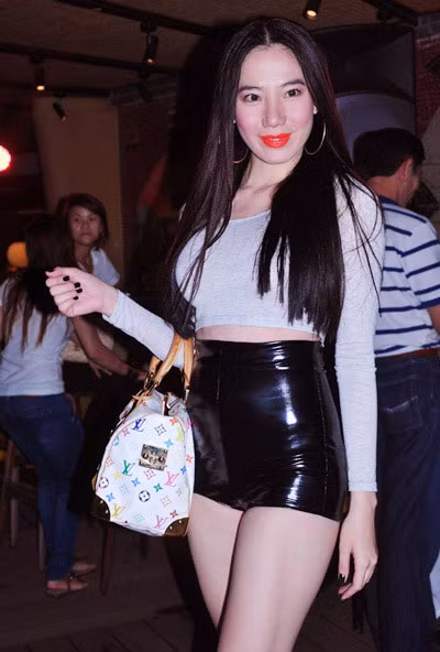 Chung Thục Quyên đã thể hiện khả năng "bắt sóng" mốt rất nhanh qua nhiều bộ cánh da khá sexy. Những chiếc váy, bộ quần áo, quần sooc bóng bẩy bắt mắt được người đẹp nhiều lần trưng diện. Tuy nhiên, cũng chính vì chúng mà Chung Thục Quyên đã bị lộ chiếc bụng béo cùng vòng 2 nhiều mỡ thừa. Chung Thục Quyên đã thể hiện khả năng "bắt sóng" mốt rất nhanh qua nhiều bộ cánh da khá sexy. Những chiếc váy, bộ quần áo, quần sooc bóng bẩy bắt mắt được người đẹp nhiều lần trưng diện. Tuy nhiên, cũng chính vì chúng mà Chung Thục Quyên đã bị lộ chiếc bụng béo cùng vòng 2 nhiều mỡ thừa.