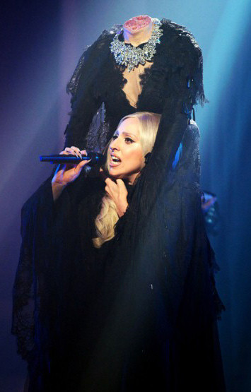 và kiểu đội mũ "cụt đầu" chỉ có ở Lady Gaga.