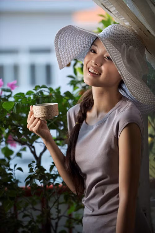 Vóc dáng mảnh mai, thanh tú, người mẫu Tuyết Ngọc có vẻ rất hợp với bộ váy “maxi-size”, đội nón rộng vành theo phong cách cổ điển.