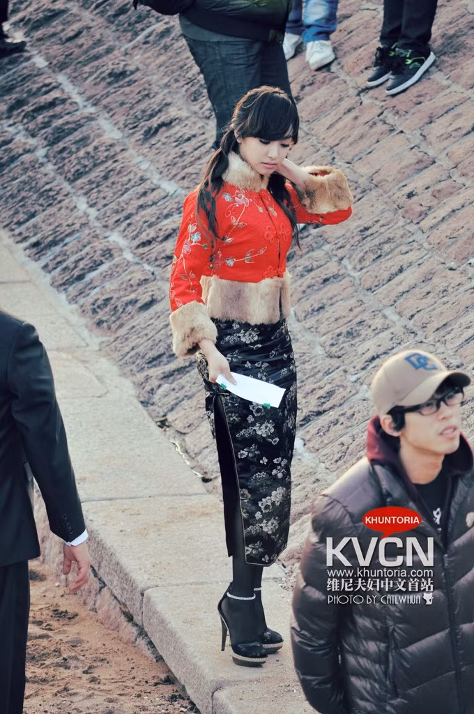 Cô nàng người Hoa Victoria f(x) trong nhóm nhạc Hàn Quốc cũng rất sexy trong chiếc xường xám truyền thống vào ngày Đông, Victoria đã phối thêm chiếc áo khoác ngoài màu đỏ truyền thống cùng chiếc váy với tone màu đen của tất và giày. Cô nàng người Hoa Victoria f(x) trong nhóm nhạc Hàn Quốc cũng rất sexy trong chiếc xường xám truyền thống vào ngày Đông, Victoria đã phối thêm chiếc áo khoác ngoài màu đỏ truyền thống cùng chiếc váy với tone màu đen của tất và giày.
