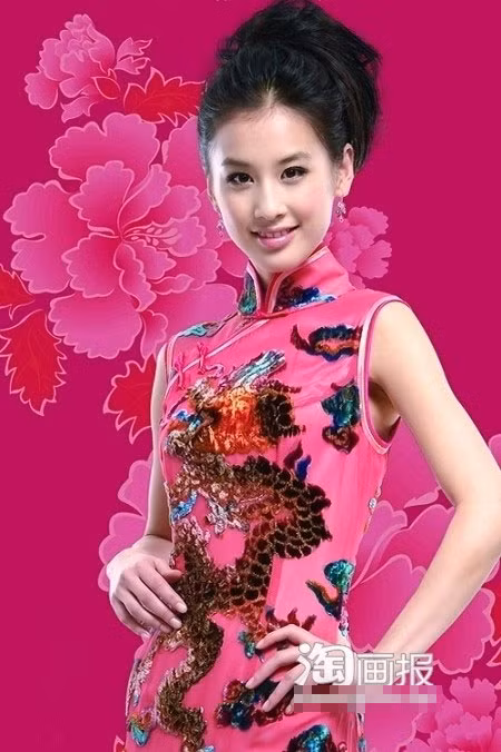 Với chiếc áo thêu hình rồng và các họa tiết như vòng xoáy liên hoàn của khuy áo mang đậm bản sắc Trung Quốc làm nổi bật vẻ đẹp của người đẹp Huỳnh Thánh Y. Với chiếc áo thêu hình rồng và các họa tiết như vòng xoáy liên hoàn của khuy áo mang đậm bản sắc Trung Quốc làm nổi bật vẻ đẹp của người đẹp Huỳnh Thánh Y.