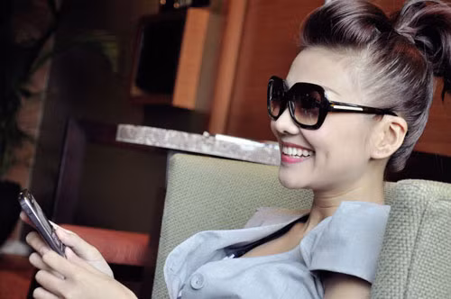 Tóc đuôi ngựa buộc cao với phần mái kẹp phồng rất đơn giản mà thu hút.