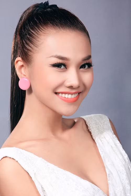 Tóc đuôi ngựa thẳng mượt khoe trọn đường nét đẹp trên khuôn mặt Thanh Hằng.