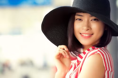 Cô nàng “Phượng Hoàng” trong phim “Bẫy rồng” đã từng nhận mình rằng: “Tôi vốn là người không thích điệu”. Tuy nhiên, hãy nhìn xem Ngô Thanh Vân trong chiếc mũ rộng vành màu đen xem, cô ấy cũng điệu lắm đấy chứ!