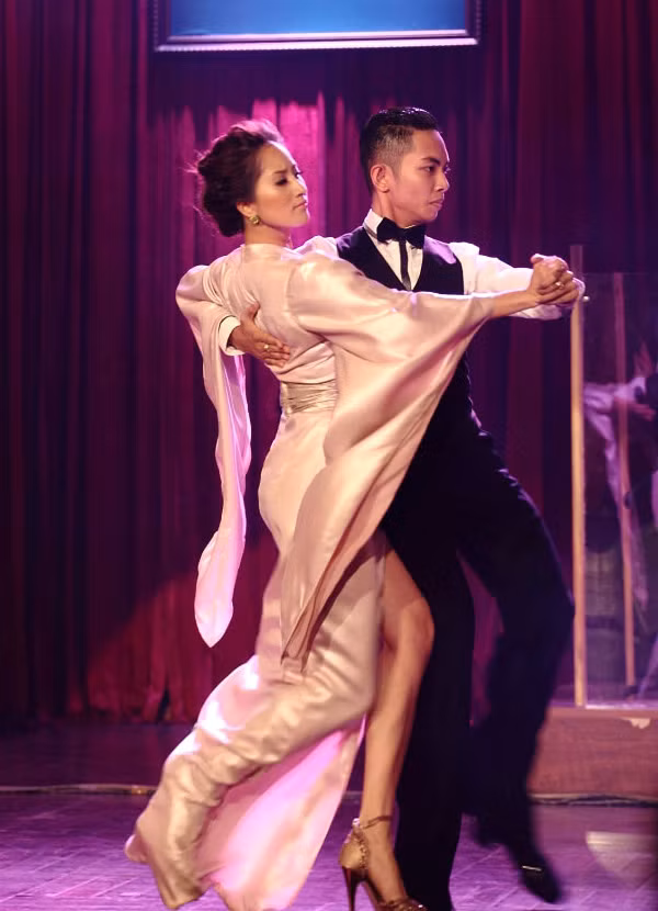 Cặp đôi lướt trên sân khấu rất nhẹ nhàng, tình tứ. Cặp đôi lướt trên sân khấu rất nhẹ nhàng, tình tứ.
