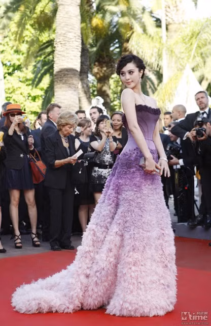 Cũng tại liên hoan phim Cannes 64 Phạm Băng Băng đã mặc chiếc đầm màu tím nằm trong BST Xuân- Hè mới nhất năm 2011 của Versace. Với bộ đầm hết sức tỉ mỉ với phần diềm chiffon gợn sóng làm thủ công này Phạm Băng Băng thực sự đã làm tỏa sáng cả thảm đỏ. Cũng tại liên hoan phim Cannes 64 Phạm Băng Băng đã mặc chiếc đầm màu tím nằm trong BST Xuân- Hè mới nhất năm 2011 của Versace. Với bộ đầm hết sức tỉ mỉ với phần diềm chiffon gợn sóng làm thủ công này Phạm Băng Băng thực sự đã làm tỏa sáng cả thảm đỏ.