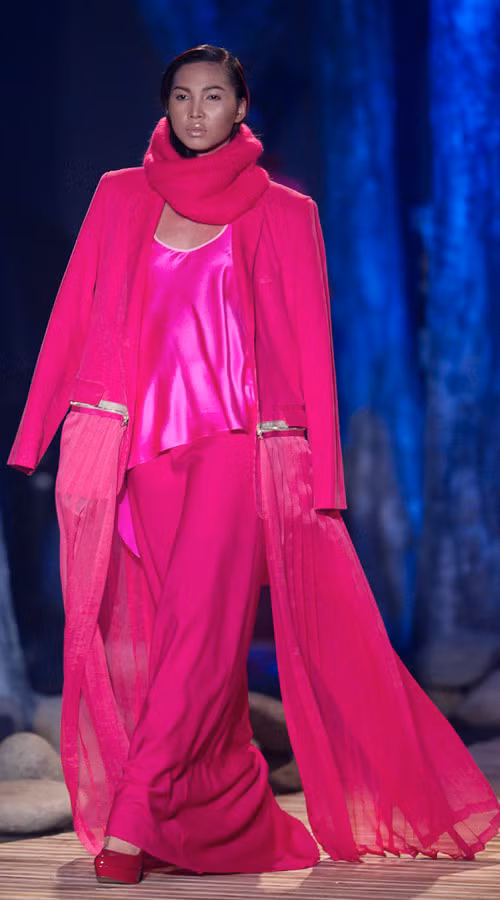 BST sử dụng các chất liệu tuýt cashmere, da, vải thêu kim tuyến, len hai mặt, lụa in kỹ thuật số, linen bọc, chiffon… Mỗi bộ trang phục còn được tạo điểm nhấn với áo khoác dày và khăn choàng xinh xắn.