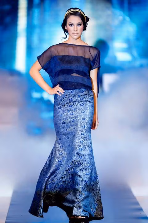 3. NTK Tiến Lợi – Sóng ngầm Năm 2011, làng giải trí Việt nở rộ trào lưu khoe nét gợi cảm. Và khi nói đến hai từ gợi cảm, nhiều người đánh đồng quan điểm về việc trưng dụng các mẫu thiết kế sexy, có độ hở cao để khoe vẻ đẹp của hình thể. Trong bộ sưu tập Sóng ngầm, nét gợi cảm lại được khai thác theo góc nhìn khác. Sự gợi cảm tiềm tàng và ẩn chứa ở đường nét mảnh mai, ở khoảng lưng hờ hững và ngay cả ở những thiết kế “kín cổng cao tường” nhưng cắt may trên chất liệu vải ren hoa đẹp mắt. Chưa chắc hở là đã là sexy và theo NTK Tiến Lợi, nét gợi cảm tiềm ẩn từ bên trong tựa như những con sóng ngầm mới có sức mạnh lớn lao.