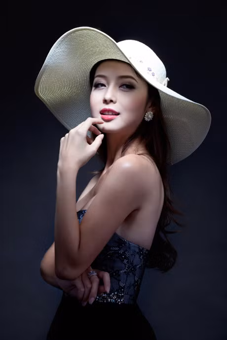 Jennifer Phạm vốn được ca ngợi bởi vẻ đẹp duyên dáng, thanh lịch. Vì thế, cô cũng ít khi xuất hiện với gam màu nổi, thay vào đó là phong cách trang điểm nhẹ nhàng, tươi tắn. Và trong chiếc mũ rộng vành màu trắng, gương mặt đó càng trở nên đẹp và quyễn rũ.