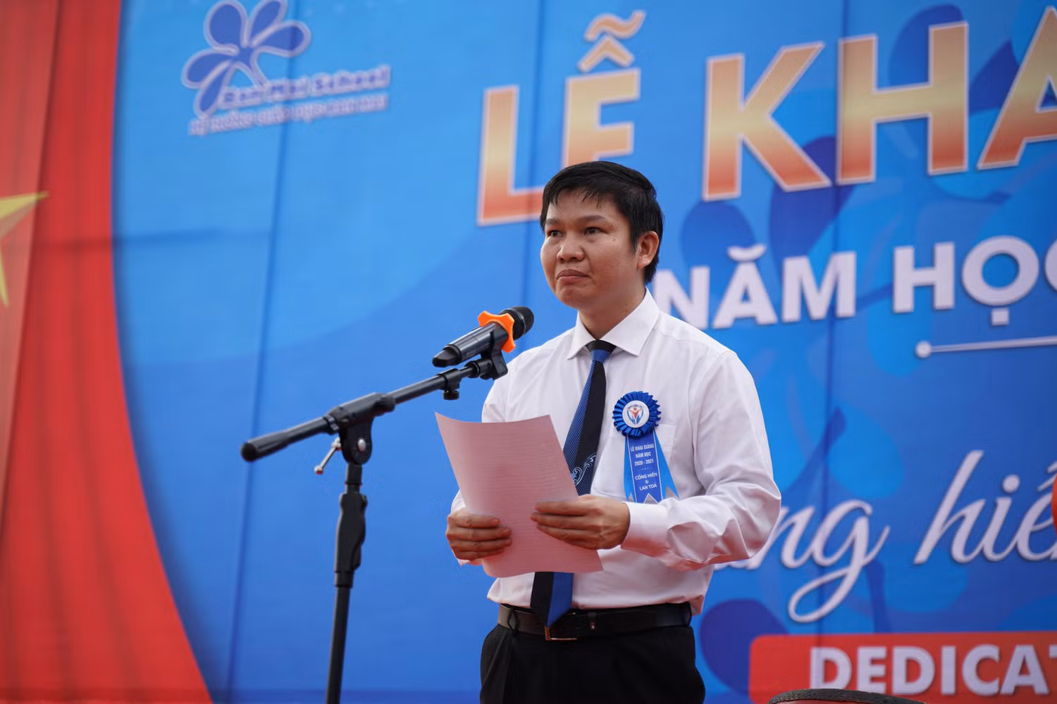 Thầy Nguyễn Khánh Chung – Hiệu trưởng nhà trường phát biểu. Thầy Nguyễn Khánh Chung – Hiệu trưởng nhà trường phát biểu.