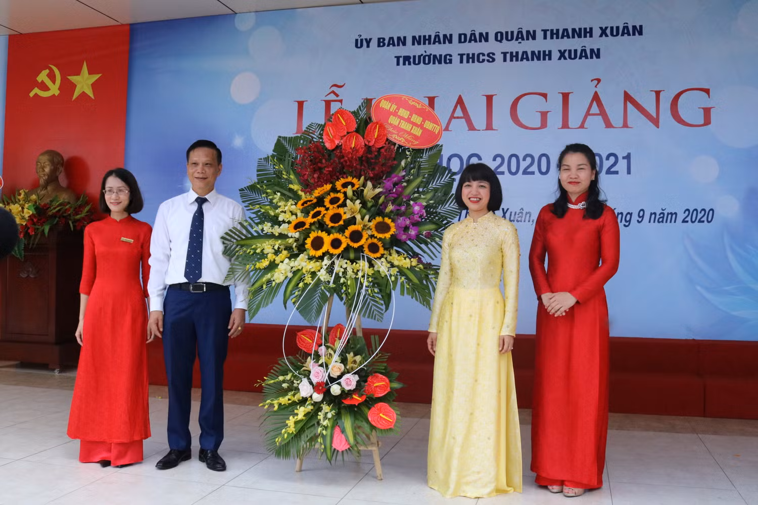 Lãnh đạo Quận tặng học chúc mừng nhà trường khai giảng năm học mới. Ảnh: Đ.T