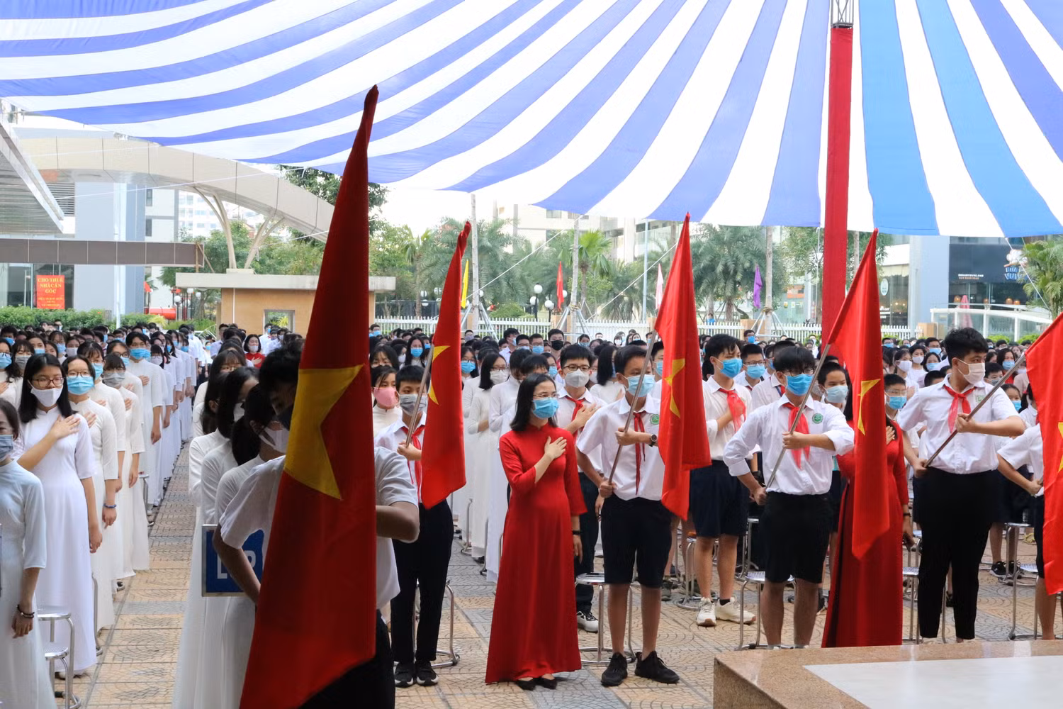 Các đại biểu, học sinh, giáo viên làm lễ chào cờ. Ảnh: Đ.T