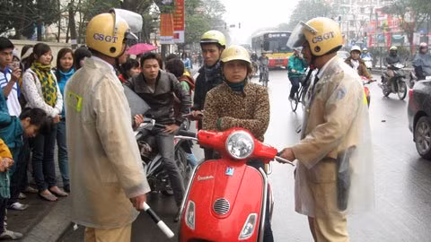 Cũng tại Hà Nội, vào khoảng 11h sáng 15/2/2012, trên đường Xuân Thủy, khu vực gần cổng trường ĐH Quốc gia Hà Nội, một cô gái ăn mặc sành điệu, ngồi trên chiếc xe Vespa LX sau khi vượt đèn đỏ, bị CSGT đuổi theo chặn lại đã không chấp hành hiệu lệnh còn đứng khoanh tay trước ngực, thách thức lực lượng làm nhiệm vụ. Cô gái phớt lờ yêu cầu của CSGT đưa xe lên vỉa hè để xuất trình giấy tờ xử lý. Cũng tại Hà Nội, vào khoảng 11h sáng 15/2/2012, trên đường Xuân Thủy, khu vực gần cổng trường ĐH Quốc gia Hà Nội, một cô gái ăn mặc sành điệu, ngồi trên chiếc xe Vespa LX sau khi vượt đèn đỏ, bị CSGT đuổi theo chặn lại đã không chấp hành hiệu lệnh còn đứng khoanh tay trước ngực, thách thức lực lượng làm nhiệm vụ. Cô gái phớt lờ yêu cầu của CSGT đưa xe lên vỉa hè để xuất trình giấy tờ xử lý.