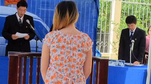 Một vụ việc khác là một bà bầu xông đến giật bảng tên, tấn công cảnh sát với ý định để chồng chạy thoát. Tuy nhiên, ngay sau đó cô bị đưa về trụ sở công an để giải quyết. Thai phụ này là Võ Thị Tuyết D đang mang thai ở tháng thứ 6. Với hành động chống đối, hành hung người thi hành công vụ, D được nhận mức án 1 năm tù (án treo). (Ảnh: Võ Thị Tuyết D tại phiên tòa). Một vụ việc khác là một bà bầu xông đến giật bảng tên, tấn công cảnh sát với ý định để chồng chạy thoát. Tuy nhiên, ngay sau đó cô bị đưa về trụ sở công an để giải quyết. Thai phụ này là Võ Thị Tuyết D đang mang thai ở tháng thứ 6. Với hành động chống đối, hành hung người thi hành công vụ, D được nhận mức án 1 năm tù (án treo). (Ảnh: Võ Thị Tuyết D tại phiên tòa).