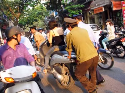 Trong khi cô gái ngồi trên xe, lực lượng tự quản đã khiêng cả cô gái và chiếc xe PS một đoạn dài từ phố Hàng Giầy đến phố Hàng Buồm thì cô gái mới chịu nhảy xuống. Cảnh tượng kể trên đã khiến nhiều người đi đường hiếu kỳ dừng lại xem. Công an phường Hàng Buồm cho biết, sau khi bị đưa về công an phường thì cô gái chỉ bị phạt 90.000 đồng vì lỗi để xe dưới lòng đường, vi phạm Nghị định 146. Được biết, cô gái này 18 tuổi. Trong khi cô gái ngồi trên xe, lực lượng tự quản đã khiêng cả cô gái và chiếc xe PS một đoạn dài từ phố Hàng Giầy đến phố Hàng Buồm thì cô gái mới chịu nhảy xuống. Cảnh tượng kể trên đã khiến nhiều người đi đường hiếu kỳ dừng lại xem. Công an phường Hàng Buồm cho biết, sau khi bị đưa về công an phường thì cô gái chỉ bị phạt 90.000 đồng vì lỗi để xe dưới lòng đường, vi phạm Nghị định 146. Được biết, cô gái này 18 tuổi.