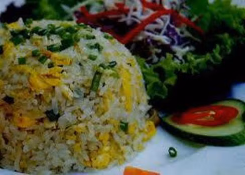 Cơm xào ghẹ Phú Quốc khi chế biến có màu vàng ươm cũa tơ vàng óng ánh rất đẹp. Cơm khi xào xong được ăn kèm với dưa leo xắt nhuyễn, rau tươi, cà chua xắt lát dùng với nước mắm pha chế sẵn. Cơm xào ghẹ Phú Quốc khi chế biến có màu vàng ươm cũa tơ vàng óng ánh rất đẹp. Cơm khi xào xong được ăn kèm với dưa leo xắt nhuyễn, rau tươi, cà chua xắt lát dùng với nước mắm pha chế sẵn.