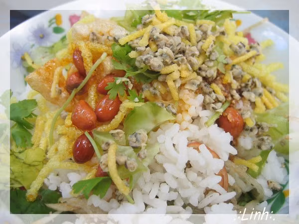 Cơm hến là món khá cay, có mùi ruốc mặn nồng thơm nức mũi, vị chua thanh của khế, mùi thơm ngây ngất của rau thơm, chuối bắp, bạc hà, vị ngọt đằm thắm của nước hến, béo ngậy của tóp mỡ... Cơm hến là món khá cay, có mùi ruốc mặn nồng thơm nức mũi, vị chua thanh của khế, mùi thơm ngây ngất của rau thơm, chuối bắp, bạc hà, vị ngọt đằm thắm của nước hến, béo ngậy của tóp mỡ...