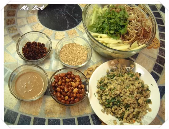 Cơm hến hòa cùng vị bùi của đậu phộng, vị cay của ớt, vị đậm đà của mắm ruốc, tạo nên một món thanh đạm. Cơm hến hòa cùng vị bùi của đậu phộng, vị cay của ớt, vị đậm đà của mắm ruốc, tạo nên một món thanh đạm.