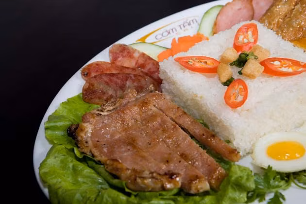 Cơm tấm có hương vị thật nhẹ nhàng nhưng rất đặc biệt và hấp dẫn người thưởng thức. Cơm tấm có hương vị thật nhẹ nhàng nhưng rất đặc biệt và hấp dẫn người thưởng thức.