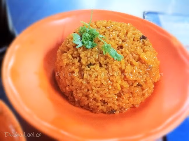 Cơm nị - cà púa mang mùi ngọt béo của sữa, vị bùi của đậu phộng, vị mặn ngọt của thịt bò cùng với vị cay xè của ớt, vị ngọt của nho khô làm ngẩn ngơ lòng thực khách. Tất cả đem lại cho người ăn một cảm giác thơm ngon, thật lạ miệng, no bụng mà chẳng thấy ngán. Cơm nị - cà púa mang mùi ngọt béo của sữa, vị bùi của đậu phộng, vị mặn ngọt của thịt bò cùng với vị cay xè của ớt, vị ngọt của nho khô làm ngẩn ngơ lòng thực khách. Tất cả đem lại cho người ăn một cảm giác thơm ngon, thật lạ miệng, no bụng mà chẳng thấy ngán.