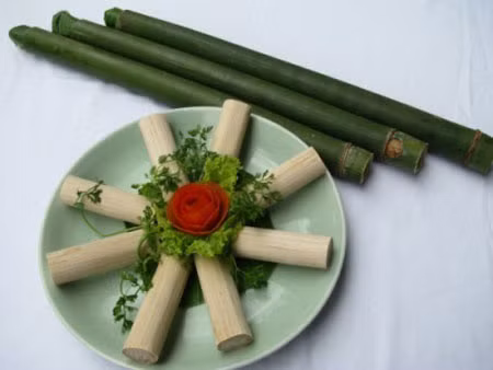 7. Cơm lam Cơm lam là loại cơm được làm từ gạo (thường là gạo nếp) cùng một số nguyên liệu khác, cho vào ống tre, giang, nứa v.v. và nướng chín trên lửa. 7. Cơm lam Cơm lam là loại cơm được làm từ gạo (thường là gạo nếp) cùng một số nguyên liệu khác, cho vào ống tre, giang, nứa v.v. và nướng chín trên lửa.
