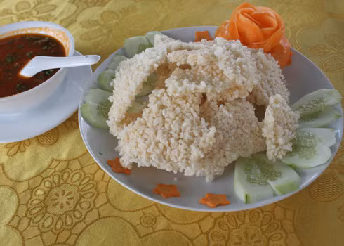 Để làm món cơm cháy thơm ngon, người Ninh Bình dùng gạo nếp hương, chọn hạt gạo tròn và trong để nấu. Khi nấu phải nấu bằng than củi và dùng nồi gang thì mới có miếng cơm cháy vàng thơm, vừa dẻo vừa ngon. Cháy lấy ra từ nồi mang ra phơi từ hai đến ba nắng. Để làm món cơm cháy thơm ngon, người Ninh Bình dùng gạo nếp hương, chọn hạt gạo tròn và trong để nấu. Khi nấu phải nấu bằng than củi và dùng nồi gang thì mới có miếng cơm cháy vàng thơm, vừa dẻo vừa ngon. Cháy lấy ra từ nồi mang ra phơi từ hai đến ba nắng.