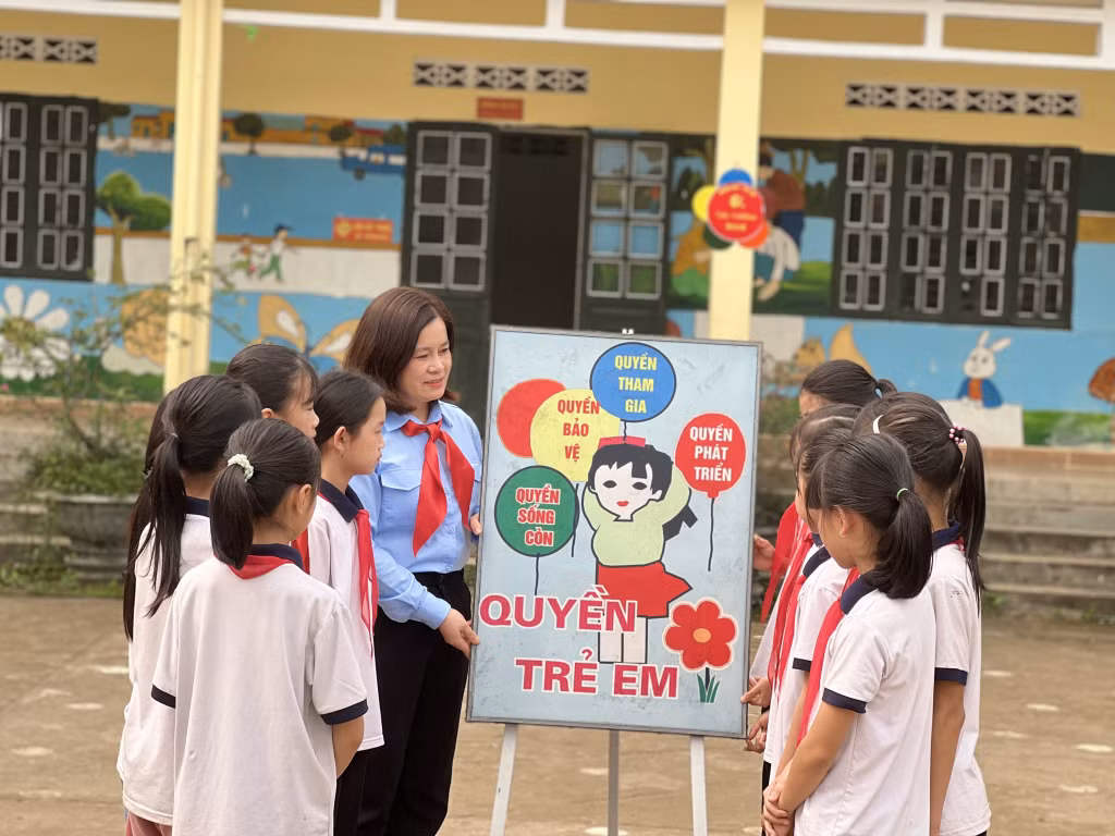 Một cô giáo trẻ nhiệt huyết và luôn nỗ lực mang đến những trải nghiệm bổ ích và vui vẻ cho học sinh là những lời nhận xét của phụ huynh và giáo viên trường Tiểu học Đông Ngũ 2 về cô giáo Đinh Thị Hợi (Ảnh: CTV) Một cô giáo trẻ nhiệt huyết và luôn nỗ lực mang đến những trải nghiệm bổ ích và vui vẻ cho học sinh là những lời nhận xét của phụ huynh và giáo viên trường Tiểu học Đông Ngũ 2 về cô giáo Đinh Thị Hợi (Ảnh: CTV)
