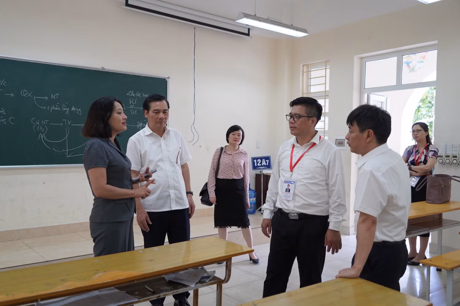 Đoàn công tác kiểm tra công tác chuẩn bị tại điểm thi Trường Trung học phổ thông Hòn Gai (Ảnh: Phạm Linh)