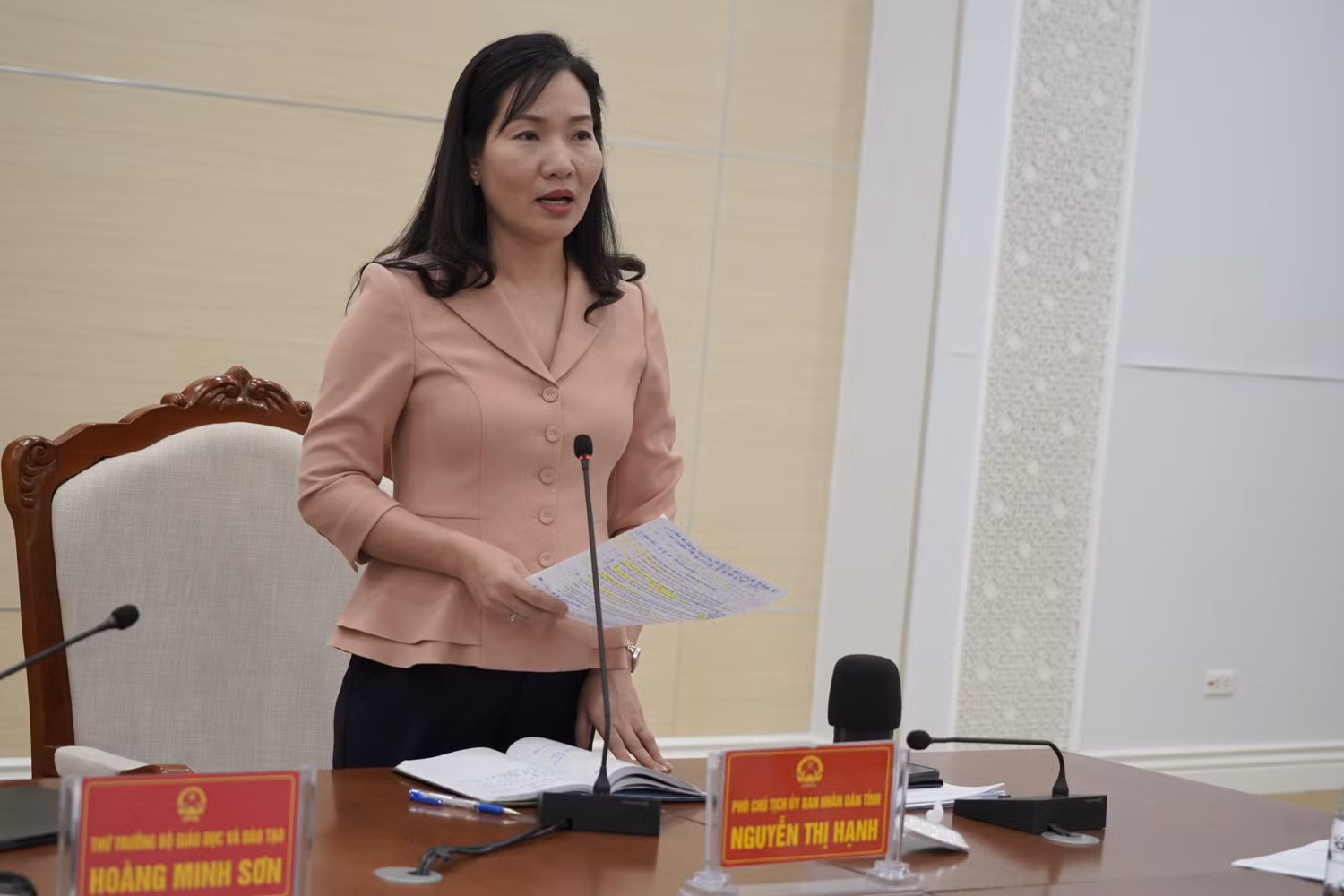 Phó Chủ tịch Uỷ ban nhân dân tỉnh Quảng Ninh Nguyễn Thị Hạnh phát biểu chỉ đạo các sở, ban, ngành địa phương sau khi tiếp thu ý kiến của Thứ trưởng Bộ Giáo dục và Đào tạo cùng đoàn công tác (Ảnh: Phạm Linh)
