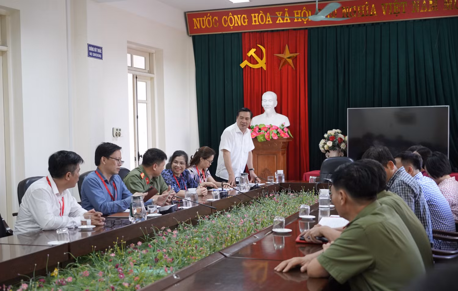 Đoàn công tác làm việc tại điểm thi Trường Trung học phổ thông chuyên Hạ Long (Ảnh: Phạm Linh)
