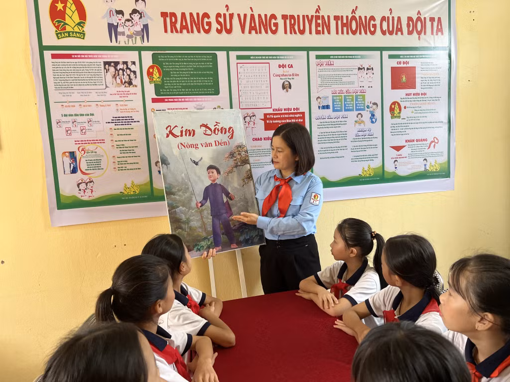 Giờ học về truyền thống Đội của cô giáo Đinh Thị Hợi và học trò (Ảnh: CTV) Giờ học về truyền thống Đội của cô giáo Đinh Thị Hợi và học trò (Ảnh: CTV)
