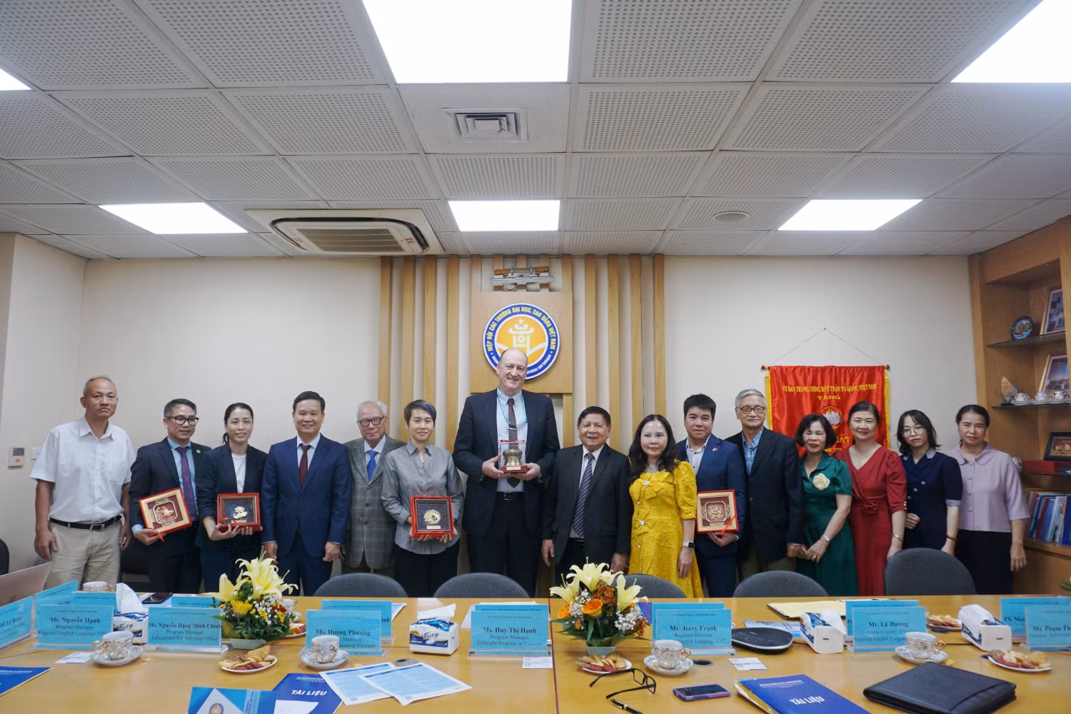 Lãnh đạo Hiệp hội trao tặng quà cho đại diện Phòng Văn hóa thông tin - Đại sứ quán Hoa Kỳ.