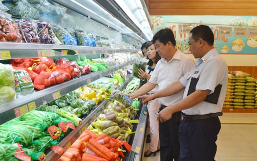 Siết chặt quản lý an toàn thực phẩm, bảo vệ sức khỏe người tiêu dùng. Siết chặt quản lý an toàn thực phẩm, bảo vệ sức khỏe người tiêu dùng.