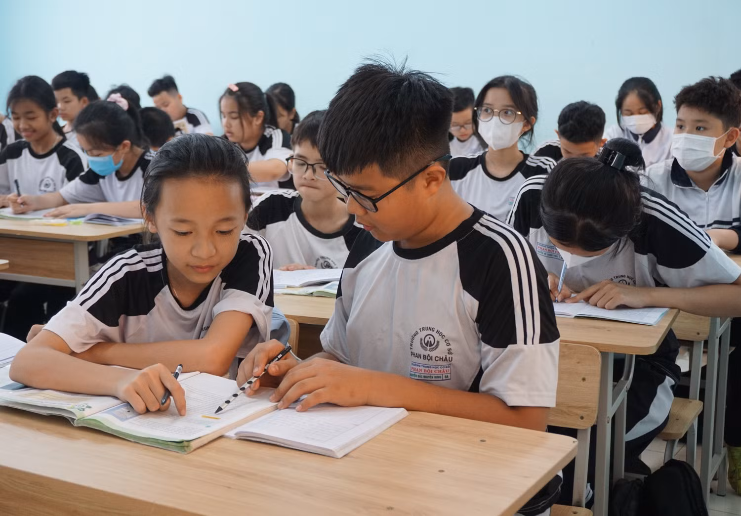 Học sinh Trường Trung học cơ sở Phan Bội Châu trong giờ học. Ảnh: Nguyên Phương