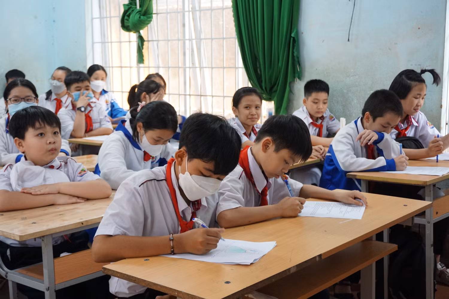 Thiếu thiết bị dạy học là một trong những bài toán đặt ra khi thực hiện chương trình mới. Ảnh: Nguyên Phương.
