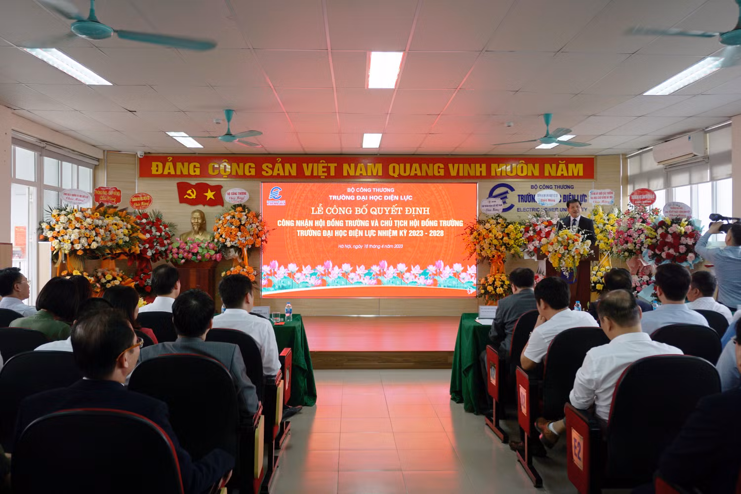 Lễ công bố Quyết định công nhận Hội đồng trường và Chủ tịch Hội đồng trường Trường Đại học Điện lực nhiệm kỳ 2023 - 2028. Lễ công bố Quyết định công nhận Hội đồng trường và Chủ tịch Hội đồng trường Trường Đại học Điện lực nhiệm kỳ 2023 - 2028.