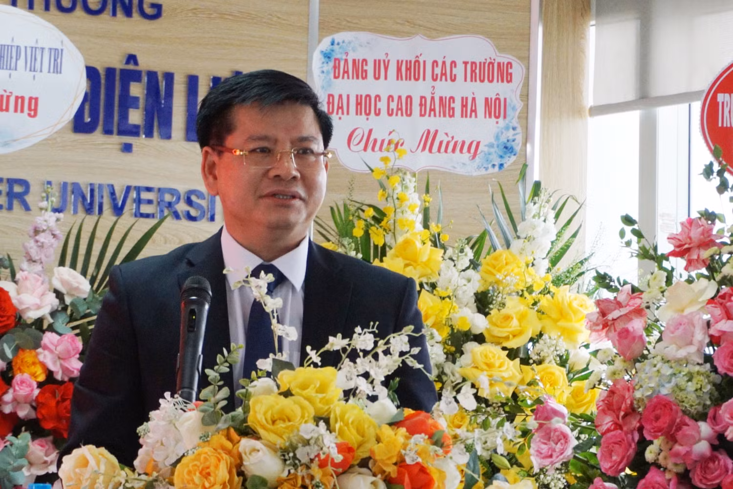 Phó Giáo sư, Tiến sĩ Đinh Văn Châu phát biểu khai mạc chương trình. Phó Giáo sư, Tiến sĩ Đinh Văn Châu phát biểu khai mạc chương trình.