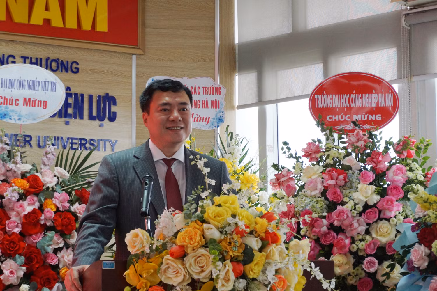 Thứ trưởng Nguyễn Sinh Nhật Tân phát biểu giao nhiệm vụ cho cá nhân và tập thể Hội đồng trường Trường Đại học Điện lực nhiệm kỳ 2023-2028. Thứ trưởng Nguyễn Sinh Nhật Tân phát biểu giao nhiệm vụ cho cá nhân và tập thể Hội đồng trường Trường Đại học Điện lực nhiệm kỳ 2023-2028.