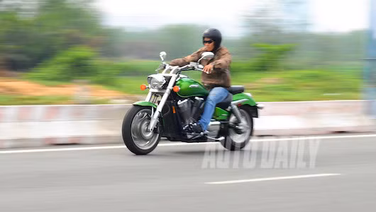 Mặc dù kiểu dáng không bắt mắt như người anh em Honda Valkyrie Rune nhưng VTX1800 là “món ngon” mà bất cứ “tín đồ” nào của dòng cruiser cũng muốn được thưởng thức qua. Trọng lượng xe nặng không hợp với người có vóc dáng nhỏ nhưng gã khổng lồ này vẫn được nhiều người săn lùng