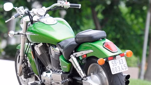 Phía đuôi xe, Honda không sử dụng hệ thống truyền động xích mà sử dụng công nghệ trục đẩy dạng trục các-đăng kết hợp với bộ vành la-zăng 16 inch nhăm tăng sức mạnh của “gã” khổng lồ này. Toàn bộ hệ thống cần phanh, số và để chân đều được mạ Inox khiến cho chiếc xe trông bóng bẩy hơn.