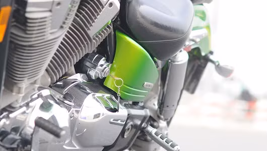 VTX1800 sử dụng động cơ V-Twin có dung tích 1795cc, làm mát bằng nước, có tỉ số nén 9:1. Động cơ gần 1800cc này có thể tạo ra 107 mã lực ở 5000 vòng/phút và 163 Nm ở 3000vòng/phút. Theo lý thuyết, động cơ của VTX1800 có thể giúp gã khổng lồ này mất 12,3 giây để đạt vận tốc 170km/h. Vận tốc tối đa là 200km/h.