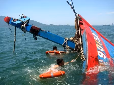 Trung Quốc khủng bố Việt Nam tại vùng đặc quyền kinh tế, thềm lục địa của Việt Nam: Đâm chìm tàu cá của Việt Nam, ngăn chặn không cho cứu ngư dân trên tàu cá này. Trung Quốc khủng bố Việt Nam tại vùng đặc quyền kinh tế, thềm lục địa của Việt Nam: Đâm chìm tàu cá của Việt Nam, ngăn chặn không cho cứu ngư dân trên tàu cá này.