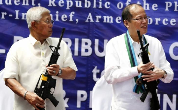 Tổng thống Philippines Benigno Aquino (trái) và Bộ trưởng Quốc phòng Philippines Gazmin Tổng thống Philippines Benigno Aquino (trái) và Bộ trưởng Quốc phòng Philippines Gazmin