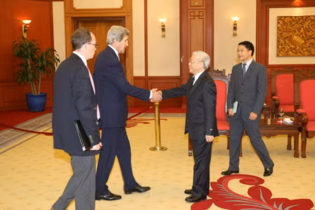 Tháng 12 năm 2013, Ngoại trưởng Mỹ John Kerry thăm Việt Nam, gặp gỡ với Tổng bí thư ĐCSVN Nguyễn Phú Trọng Tháng 12 năm 2013, Ngoại trưởng Mỹ John Kerry thăm Việt Nam, gặp gỡ với Tổng bí thư ĐCSVN Nguyễn Phú Trọng